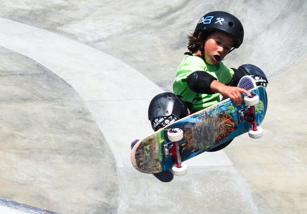 Kid catching air at Venice skate park. Photo by Maxium Pandacc
