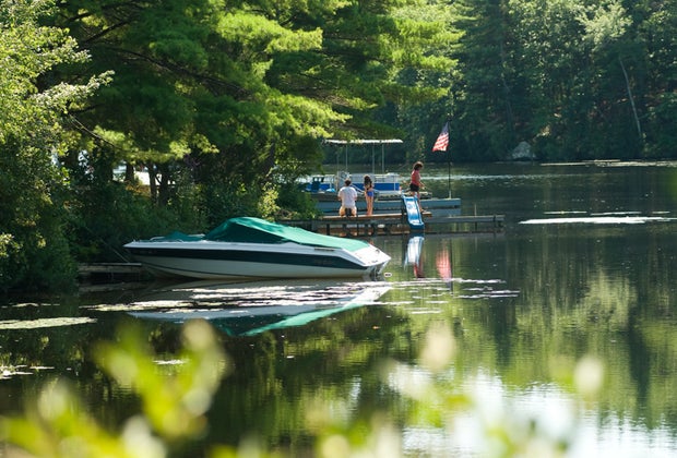 Picture of boaters on a lake - Free Things To Do