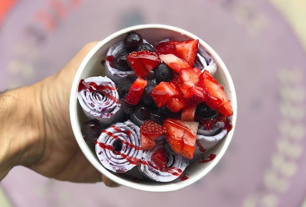 Thai rolled-ice cream with berries