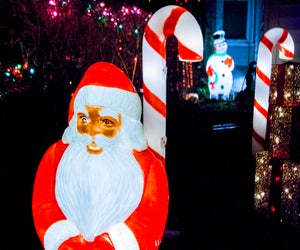 All around Boston, the best neighborhood Christmas light displays are making the season bright! Illuminations Tour in Somerville photo by Andrew Malone via Flickr 2.0