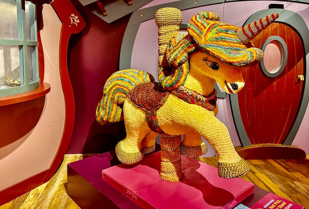 Candytopia DC unicorn sculpture