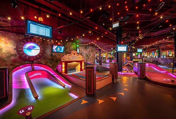 Indoor Golf Places in Chicago for Kids Puttshack Oak Brook