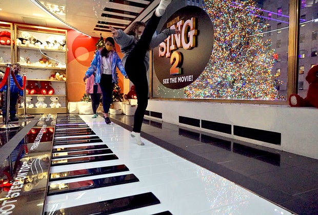 Free things to do: Dance on the giant piano at FAO Schwarz