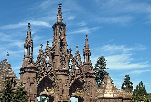 Green-wood Cemetery with kids: Entrance arch