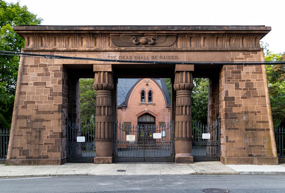 Find some scary-good family fun with the best ghost tours in Connecticut! Grove Street Cemetery in New Haven. Photo by Billy Wilson via Flickr