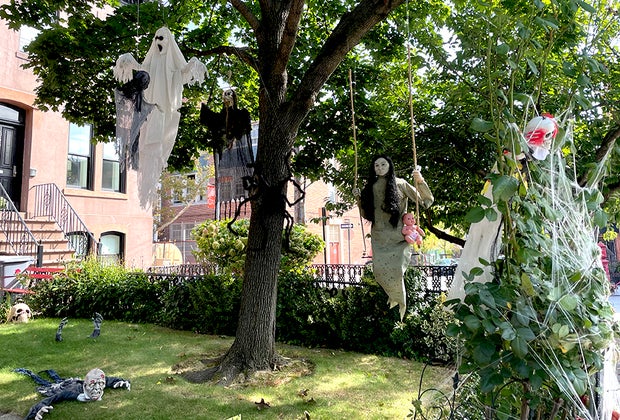 Carroll Gardens Halloween decorations