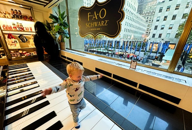 Rockefeller Center with Kids: Toddler dancing on the piano at FAO Schwarz