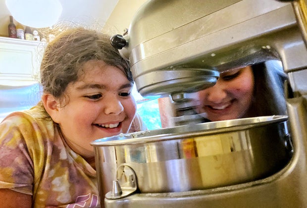 No-Bake Easy Dessert Recipes: Kids watch as dessert makes itself