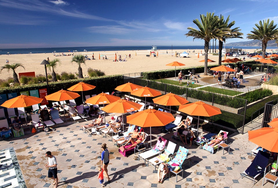Annenberg Beach House with Kids: Pool, Ocean, and Family Fun in One Spot You don't have to go far to use the pool and beach in the same day. Photo by Bart Bartholomew, courtesy of the City of Santa Monica.