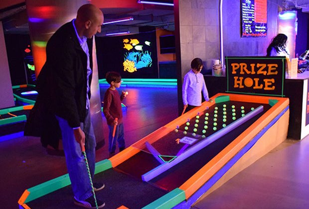 Mini-Golf Courses on Long Island dad play glow golf with kids