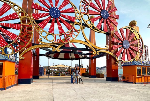 Luna Park Guide: New entrance and pedestrian plaza
