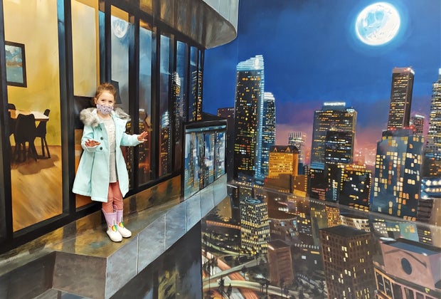 Hollywood's Museum of Illusions: It only looks like you're on a ledge!