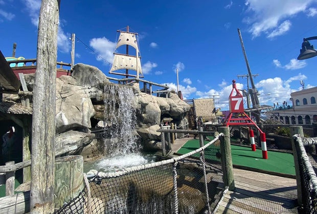 Visiting the Jersey Shore with kids: Castaway Cove mini golf