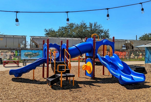 a picture of a playground at No Label Brewing Co., one of the best kid-friendly restaurants in Houston