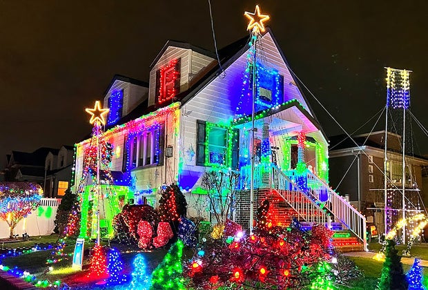 Best Neighborhood Christmas Light Displays and Holiday Lights in NYC: Christmas lights in NYC: Modafferri home