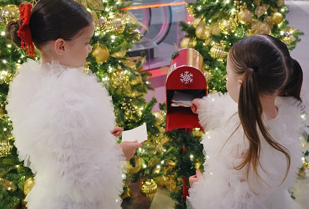 New York Marriot Marquis girls mailing letters to santa : NYC Hotels for a Festive Christmas