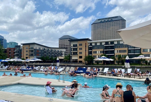 A picture of the Omni Las Colinas pool deck and Lake Caroyln