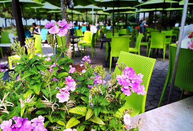 Pier i Cafe offers outdoor dining on the Upper West Side