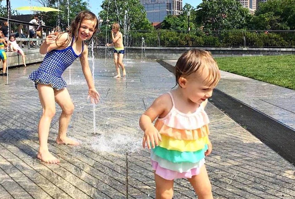 Best Spray Parks and Water Fountains for Preschoolers in Boston There are seven different spots to cool off on the Greenway, but the gentle Canal Fountains are ideal for little ones.