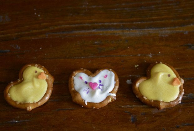 Easter Desserts, Easter Recipes, and Easter Brunch Ideas: Bunny and Chick Pretzel Treats