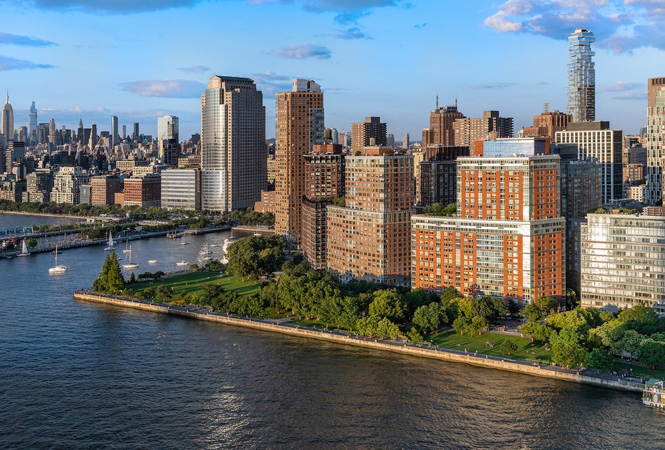 Eco-Friendly Living in One Of Manhattan’s Most Kid-Friendly Neighborhoods With amenities for all ages and new three-bedroom residences, The Solaire is a family paradise in Battery Park City.