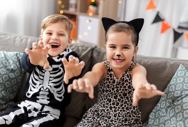 Together with Snapchat, Netflix is using a touch of technology to help turn your home into a lively (and not too scary) haunted house