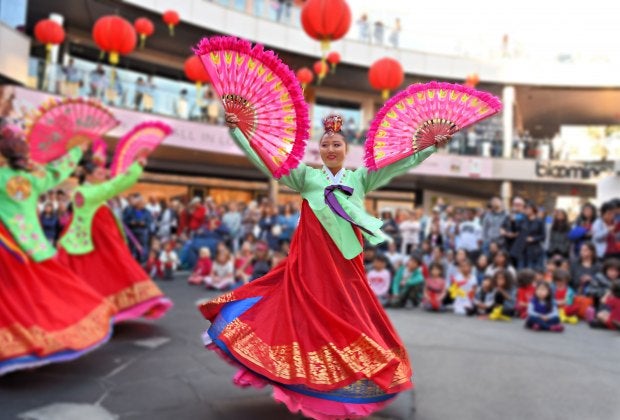 Guests watch traditional fan dancers at Santa Monica Place’s 2018 Lunar New Year celebration. Photo by Mathew Tucciarone courtesy of Santa Monica Place