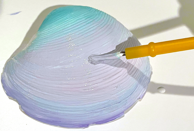 Seashell crafts are a fun way preserve beach-day memories. 