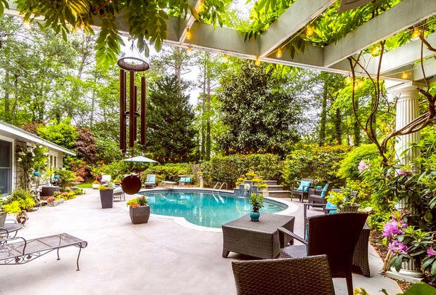 Resort Passes and Daily Pool Rentals Near You: Swimply rents pools by the hour from coast to coast.