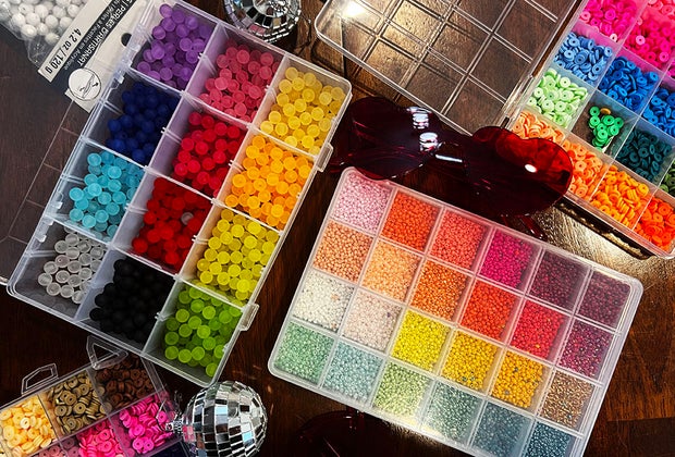 How To Throw a Taylor Swift Party: friendship bracelets Taylor Swift