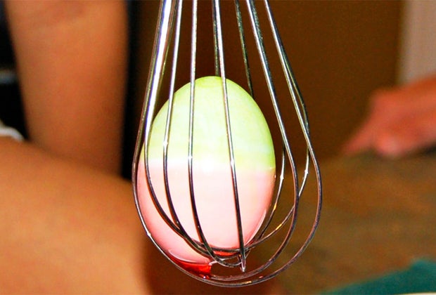 How to Dye Easter Eggs: No messy hands with this genius whisk trick.