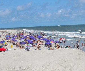 Wide view of the free beaches in Atlantic City, New Jersey