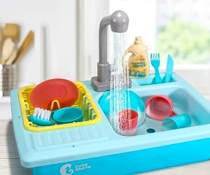 Color Changing Kitchen Sink teaches kids to help in the kitchen. Photo courtesy of the CUTE STONE Store