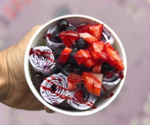 Thai rolled-ice cream with berries