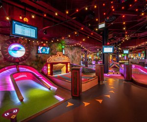 Indoor Golf Places in Chicago for Kids Puttshack Oak Brook