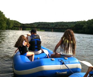 family rafting along the delaware river