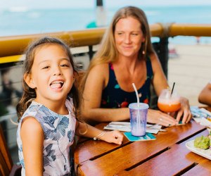  Duke's Waikiki mamá e hija cenando en la playa