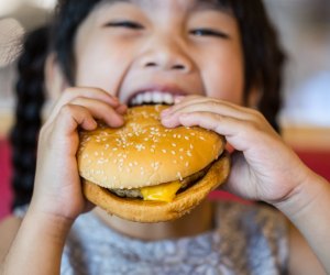 Bite into these delicious deals where kids eat free in Los Angeles all throughout the week!