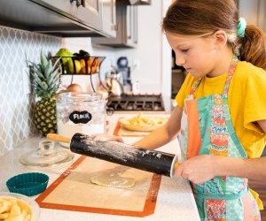 girl making apple pie courtesy of canva