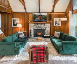 The Living Room in Heidi's Lodge, a cabin rental at Pocono Lake. Photo courtesy of Airbnb