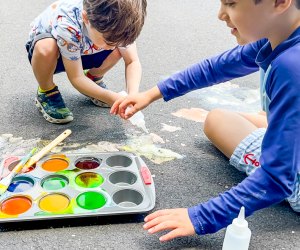 DIY Sidewalk Fizzy Foam Paint