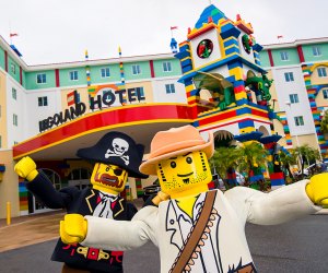 Minifigures in front of the Legoland Hotel
