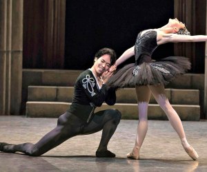 Los Angeles Ballet's Swan Lake. Photo by Reed Hutchinson 