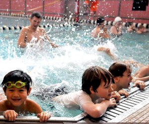 Free swimming lessons in NYC: Kids kicking in swimming pool