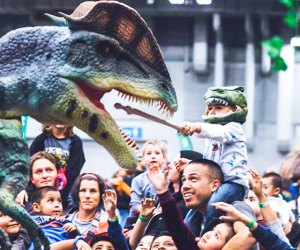 Photo of crowd around a dinosaur exhibit, Best of 2022.