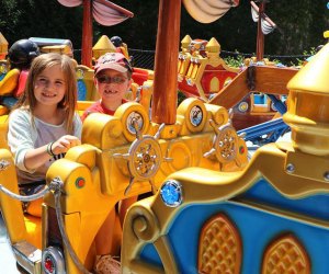 Best Amusement Parks in the Chicago Area for Families: kids on an amusement park ride