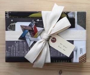 Eco Friendly Gift Wrapping Ideas: recycled magazines