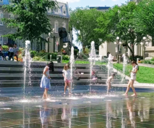 Have the kids cool off in the splash pad in front of City Hall in Quebec City
