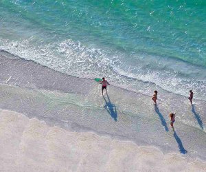 Best Florida Beaches Near Orlando For A Trip With Kids Mommypoppins Things To Do In Orlando With Kids