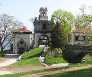 Vanderbilt Museum with kids exterior shot of estate